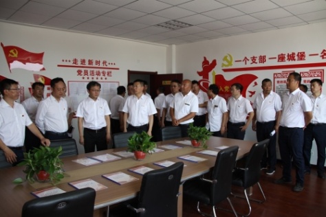 参观三标党员活动室，翻阅联合党支部组建相关材料1